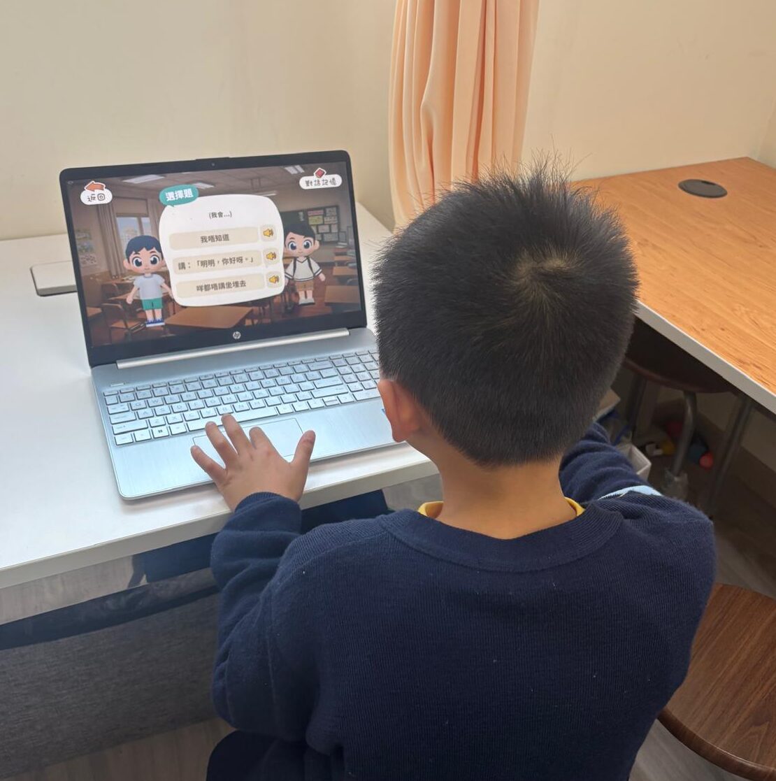 小朋友在家中玩crown